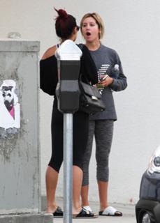 Vanessa Hudgens feet photo thumbnail