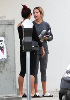 Vanessa Hudgens feet photo thumbnail