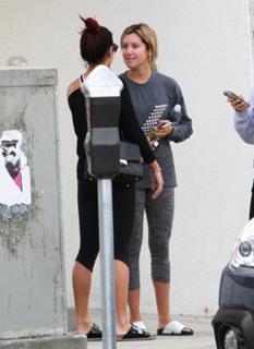 Vanessa Hudgens feet photo thumbnail
