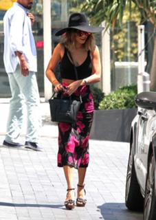 Vanessa Hudgens feet photo thumbnail