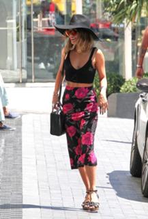 Vanessa Hudgens feet photo thumbnail