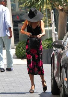 Vanessa Hudgens feet photo thumbnail