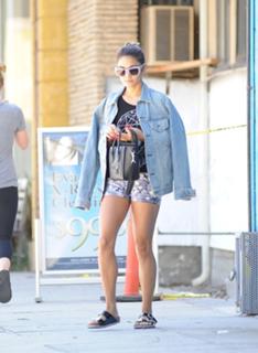 Vanessa Hudgens feet photo thumbnail