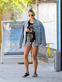 Vanessa Hudgens feet photo thumbnail