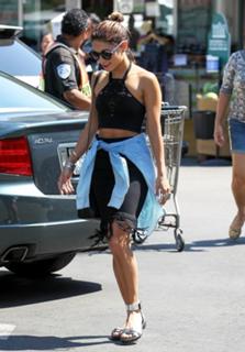 Vanessa Hudgens feet photo thumbnail