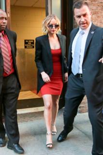 Jennifer Lawrence feet photo thumbnail