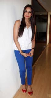 Bipasha Basu feet photo thumbnail