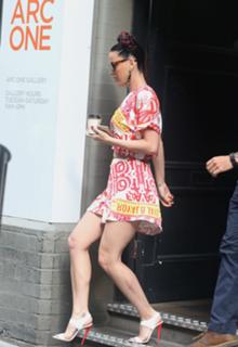 Katy Perry feet photo thumbnail