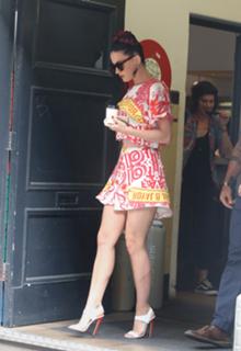 Katy Perry feet photo thumbnail