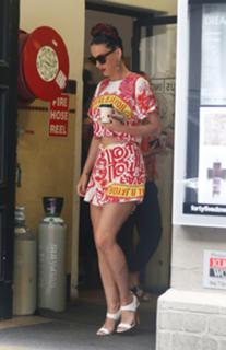 Katy Perry feet photo thumbnail