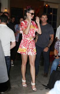 Katy Perry feet photo thumbnail