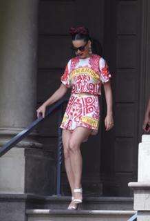 Katy Perry feet photo thumbnail