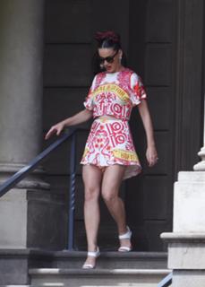 Katy Perry feet photo thumbnail