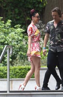 Katy Perry feet photo thumbnail