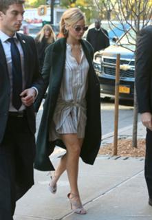 Jennifer Lawrence feet photo thumbnail