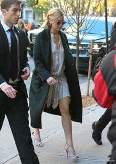 Jennifer Lawrence feet photo thumbnail