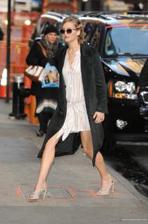Jennifer Lawrence feet photo thumbnail