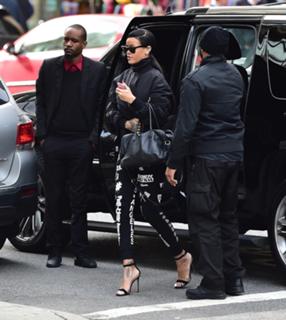 Rihanna feet photo thumbnail
