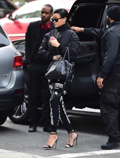 Rihanna feet photo thumbnail