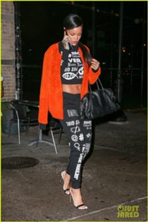 Rihanna feet photo thumbnail