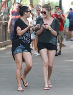 Vanessa Hudgens feet photo thumbnail