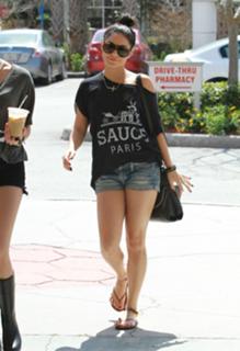 Vanessa Hudgens feet photo thumbnail