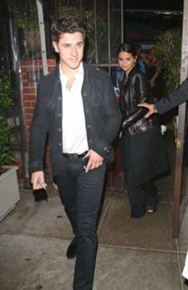 Selena Gomez feet photo thumbnail