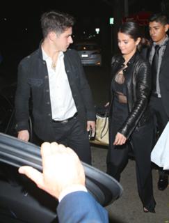 Selena Gomez feet photo thumbnail