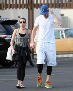 Lea Michele feet photo thumbnail