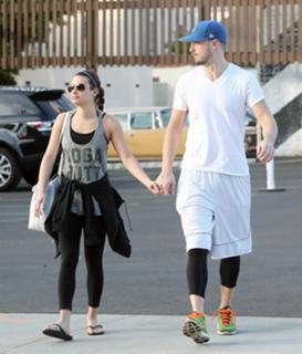Lea Michele feet photo thumbnail