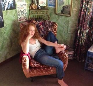 Mariana Ximenes feet photo thumbnail