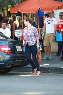 Kelly Brook feet photo thumbnail