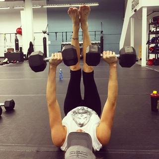 Katie Cassidy feet photo thumbnail
