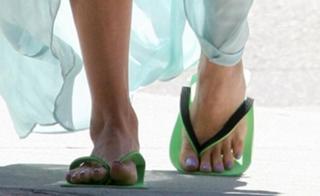 Jessica Alba feet photo thumbnail