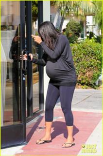 Zoe Saldana feet photo thumbnail