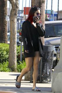 Vanessa Hudgens feet photo thumbnail