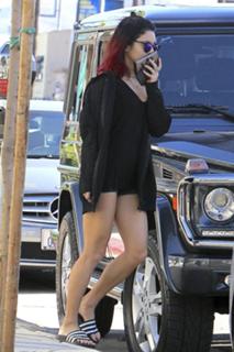 Vanessa Hudgens feet photo thumbnail