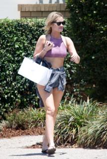 Laura Whitmore feet photo thumbnail