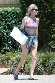 Laura Whitmore feet photo thumbnail