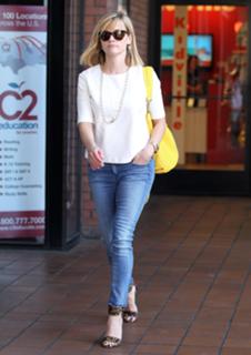 Reese Witherspoon feet photo thumbnail