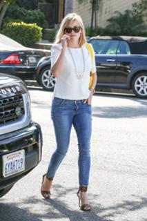 Reese Witherspoon feet photo thumbnail
