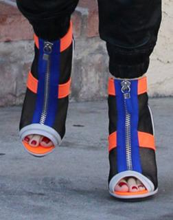 Gwen Stefani feet photo thumbnail