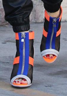 Gwen Stefani feet photo thumbnail