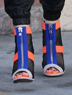 Gwen Stefani feet photo thumbnail