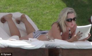 Jennie Garth feet photo thumbnail