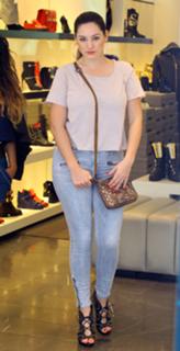 Kelly Brook feet photo thumbnail