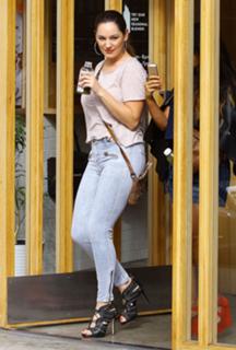 Kelly Brook feet photo thumbnail