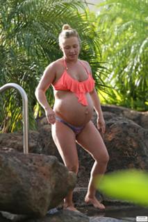 Hayden Panettiere feet photo thumbnail