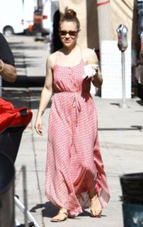 Alyssa Milano feet photo thumbnail