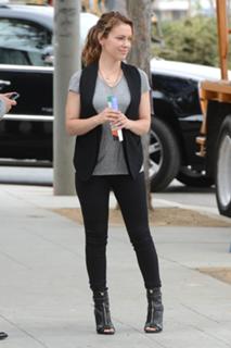 Alyssa Milano feet photo thumbnail